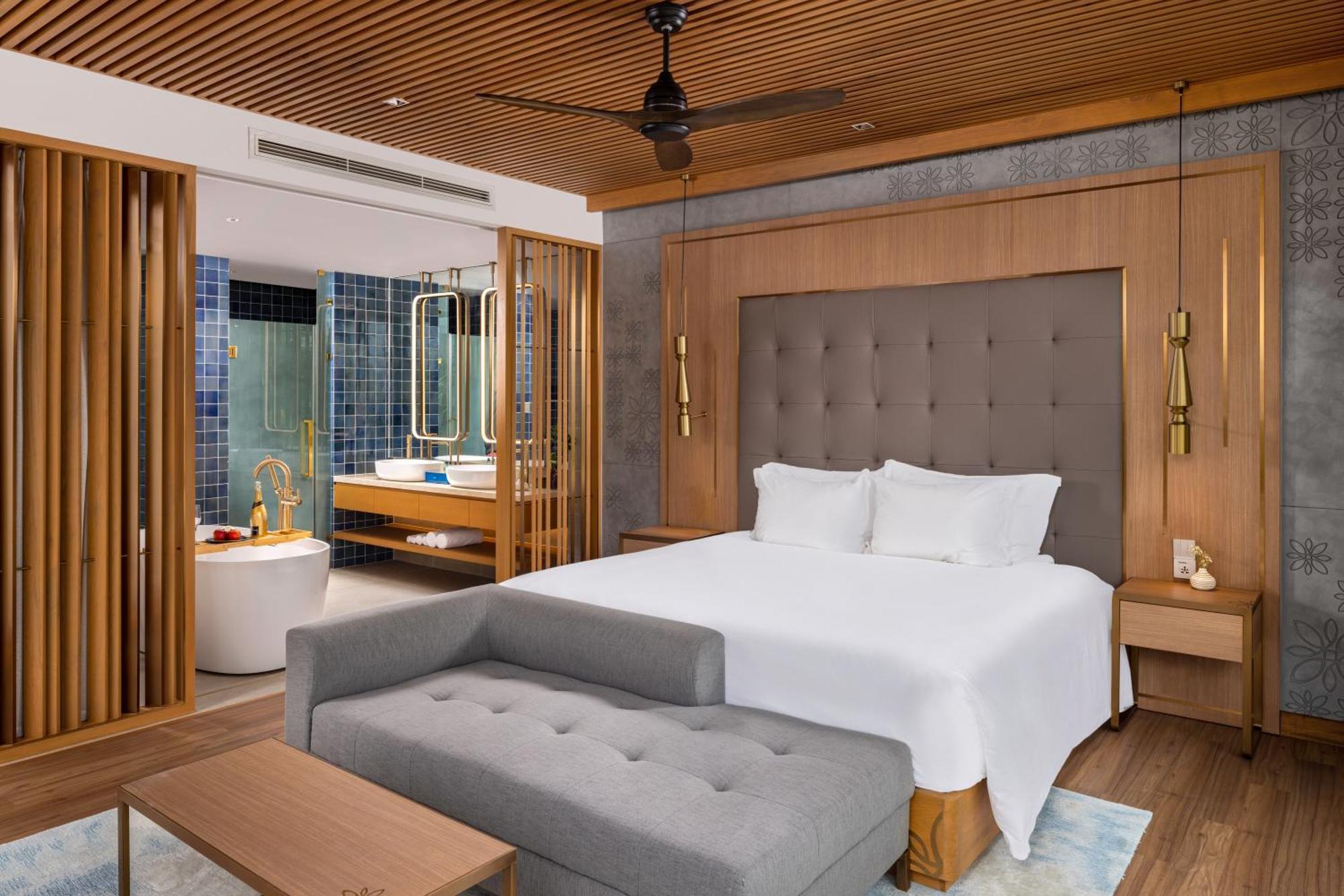Wyndham Hoi An Royal Beachfront Resort & Villas An Ban Exterior photo
